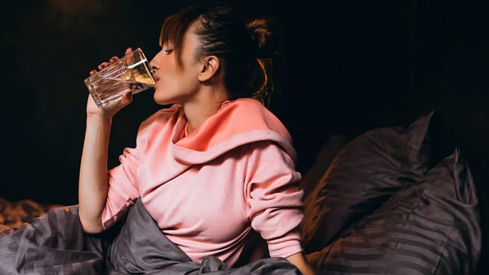 রাতে ঘুমানোর আগে পানি পান করার উপকারিতা জানুন
